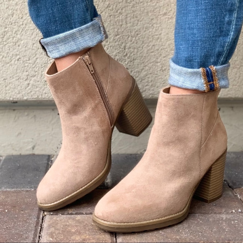 NIB Tan Rugged Sole Chunky Heel Ankle Booties - Picture 3 of 8